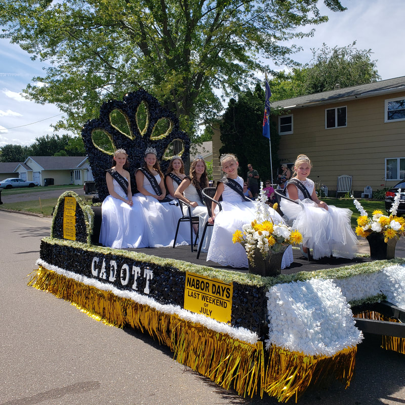 2022 Nabor Days Queens waving in the parade